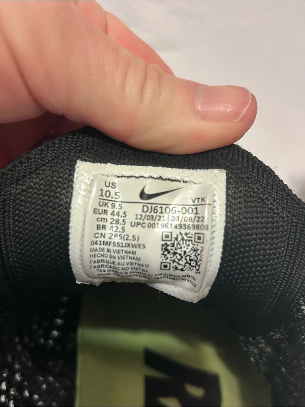 Nike Men's Black and Gray Flyknit Athletic Shoes